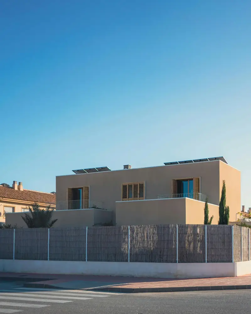 Instalación de paneles solares en casa residencial de Nordelta