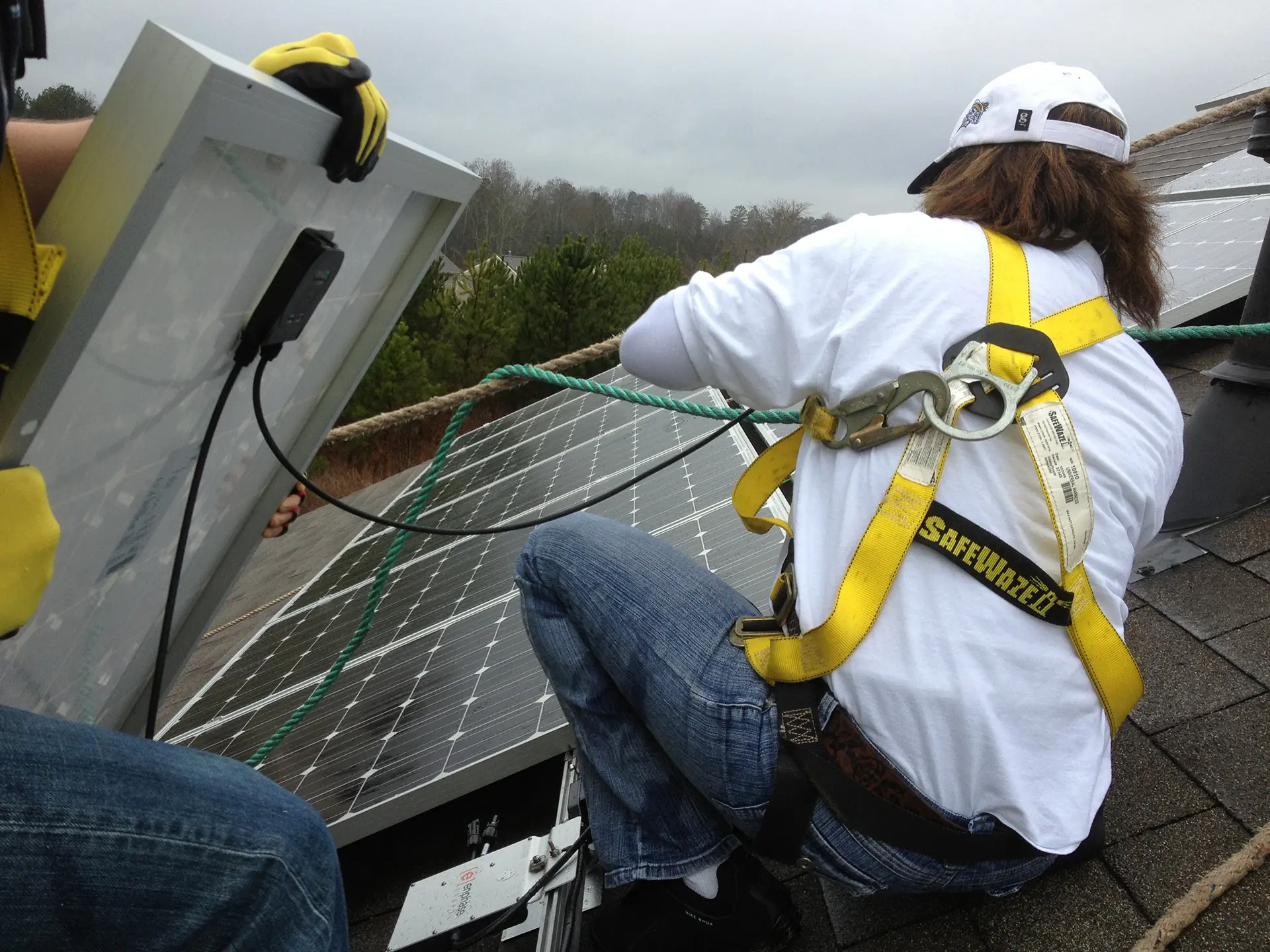Equipo profesional de Exaa Solar realizando instalación de paneles solares en Buenos Aires