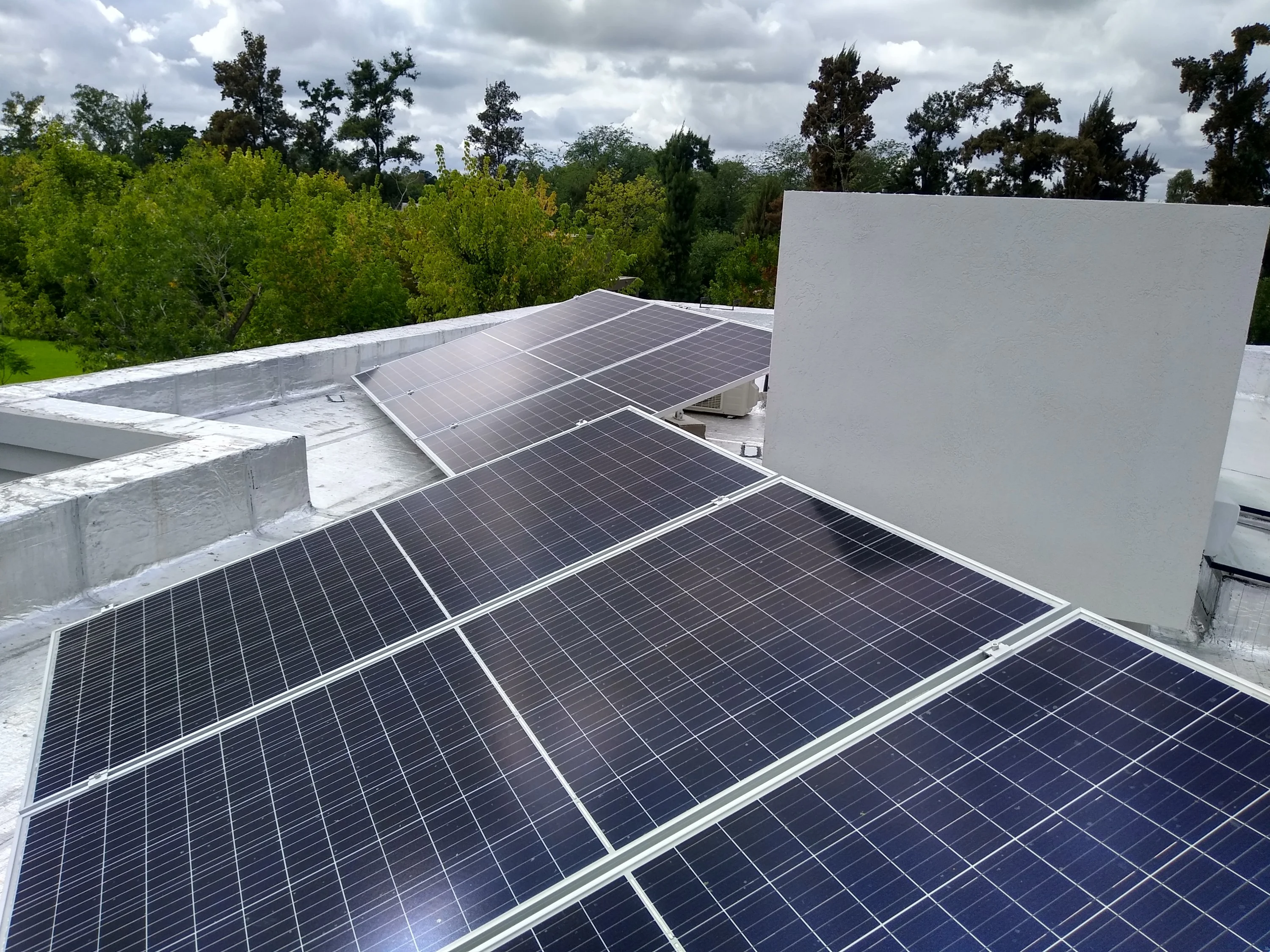 Sistema solar híbrido para Casa Quinta en Escobar